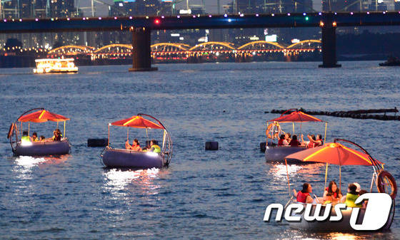 낮 최고기온이 35도 까지 오르는등 폭염이 이어진 7일 저녁 서울 서초구 반포한강공원에서 시민들이 보트를 타며 더위를 식히고 있다. / 사진=뉴스1