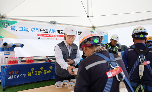 롯데건설, 혹서기 온열질환 예방 위한 ‘ICE BOMB 캠페인’ 실시