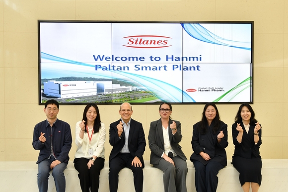 ▲지난 7일 한미약품 팔탄 스마트플랜트를 방문한 한미약품 파트너사 실라네스(Laboratorios Silanes) BD팀이 견학을 마친 후 한미약품 관계자들과 함께 기념촬영을 하고 있다. / 사진=한미약품 한미 찾은 파트너사 ‘실라네스’가 놀란 이유