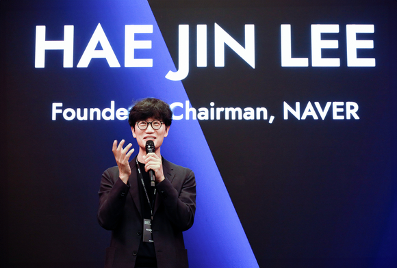 ▲이해진 네이버 이사회 의장이 지난 5일(현지시간) 미국 실리콘밸리에서 열린 네이버 벤처스 네트워킹 행사에서 발표하고 있다. / 사진=네이버 네이버, 실리콘밸리 투자할 ‘네이버 벤처스’ 설립