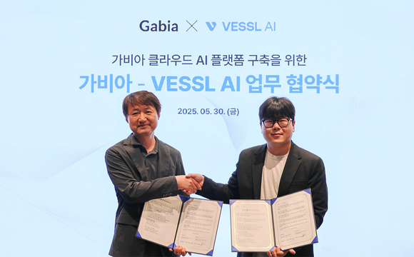 ▲원종홍 가비아 공동대표(왼쪽)와 안재만 베슬AI 대표가 ‘가비아 클라우드 AI 플랫폼 구축’을 위한 업무협약을 체결한 뒤 기념촬영을 하고 있다. / 사진=가비아 가비아-베슬AI, 클라우드 AI 플랫폼 구축한다