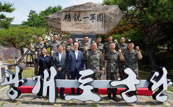 ▲효성은 지난 19일 육군 1군단 광개토부대를 방문해 위문금을 전달했다. 이정원 효성 커뮤니케이션실장(앞줄 왼쪽 세 번째), 주성운 육군 1군단장(네 번째)이 기념사진을 촬영하고 있다. / 사진=효성 효성, 육군 1군단 광개토부대에 위문금 전달