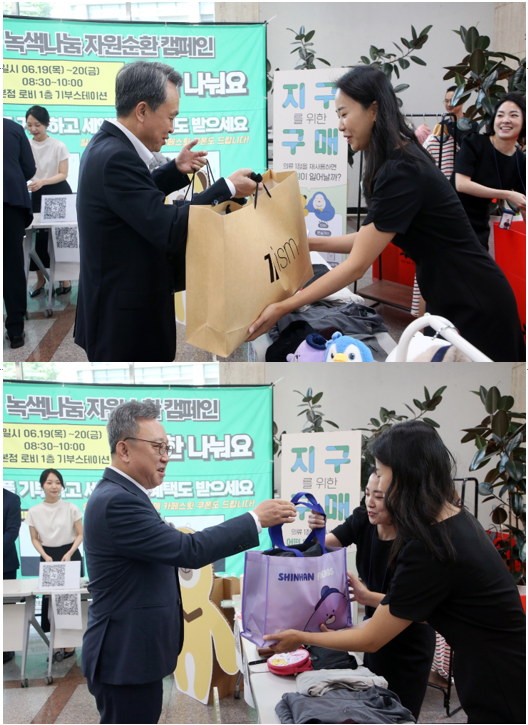 ▲진옥동 신한금융그룹 회장(위쪽)이 ‘신한 나눠요 DAY’ 행사에서 외투와 셔츠를, 정상혁 신한은행장이 니트를 기부하고 있다. / 사진=신한금융그룹 신한금융, 미사용 의류 및 잡화 기부하는 신한 나눠요 데이 개최