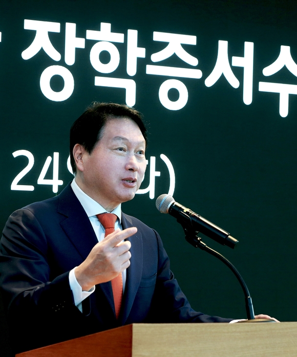▲한국고등교육재단 이사장을 맡고 있는 최태원 SK 회장이 지난 24일 서울 종로구 SK서린빌딩에서 열린 해외유학 장학증서 수여식에서 격려인사를 하고 있다. / 사진=SK 최태원 SK 회장 “사회서 받은 혜택 기억하고 사회기여 인재돼야”