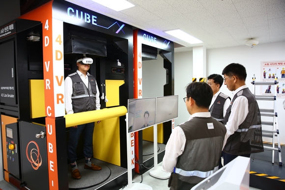 ▲김승모 ㈜한화 건설부문 대표(맨 오른쪽)가 VR,AR 체험을 임직원들과 함께 보고 있다. / 사진=㈜한화 건설부문 ㈜한화 건설부문, 서울역북부역세권 현장에 건설안전보건센터 설치