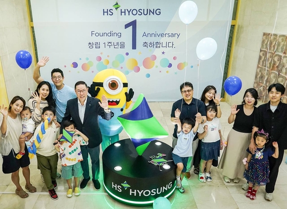 ▲HS효성이 창립 1주년을 맞아 지난달 28일 임직원 자녀들을 초청해 패밀리데이를 진행했다. HS효성 조현상 부회장은 ㈜효성 산업자재PG장 시절부터 지금까지 10여년간 패밀리데이를 진행하고 있다. / 사진=HS효성 HS효성그룹 창립 1주년…“성공적 경영 체제 조기 안착”