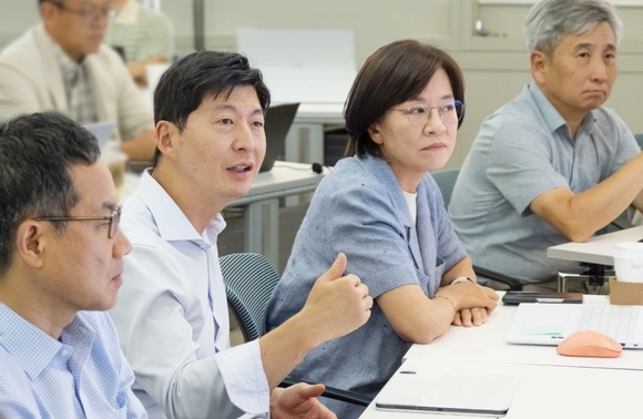 ▲GS칼텍스가 지난 4일 GS타워 본사에서 대표이사 허세홍 사장(사진 중앙)을 포함한 회사 임원들을 대상으로 생성형AI(GenAI) 교육을 진행했다. / 사진=GS칼텍스 GS칼텍스, 사내 생성형 AI 통합 플랫폼 ‘AIU’ 도입