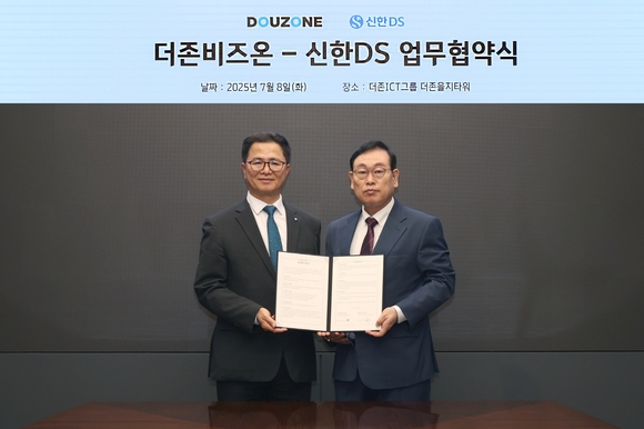 ▲이강수 더존비즈온 사장(오른쪽)과 민복기 신한DS 대표가 업무협약을 체결한 뒤 기념촬영을 하고 있다. / 사진=더존비즈온 더존비즈온-신한DS, ‘OmniEsol 비즈니스 파트너’ 업무협약