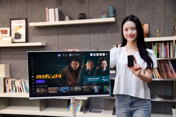 ▲SK브로드밴드 모델이 B tv 무선 셋톱박스와 이동식 TV를 결합한 ‘B tv 무빙’을 소개하고 있다. / 사진=SK브로드밴드 SK브로드밴드, B tv와 이동식 TV를 하나로