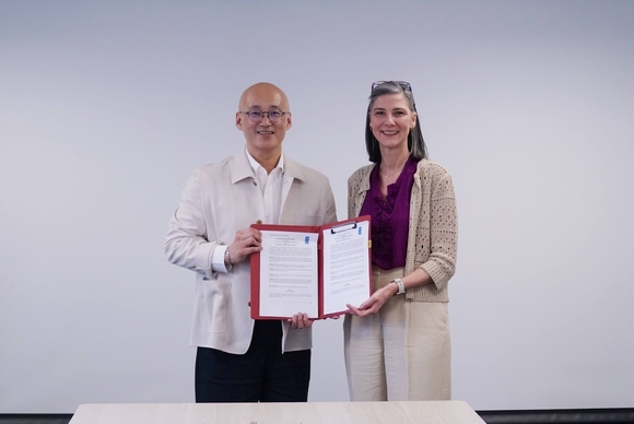 ▲염동훈 메가존클라우드 대표(왼쪽)와 라므라 하리디 UNDP 상임대표가 베트남 하노이 UN 그린원 사무소에서 업무협약을 체결한 뒤 기념촬영을 하고 있다. / 사진=메가존클라우드 메가존클라우드, 베트남에서 UNDP와 AI 통한 사회적 가치 실현