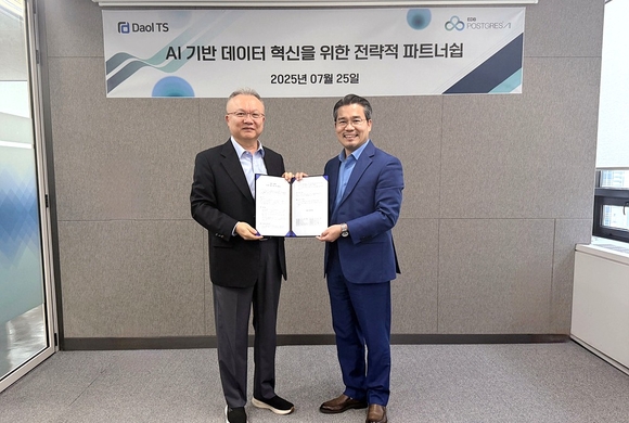 ▲홍정화 다올티에스 대표(왼쪽)와 김희배 EDB 한국지사장이 AI 기반 데이터 혁신을 위한 양해각서를 체결한 뒤 기념촬영을 하고 있다. / 사진=다올티에스 다올티에스, EDB 포스트그레스 AI와 차세대 AI 구축 데이터 플랫폼 혁신 본격화