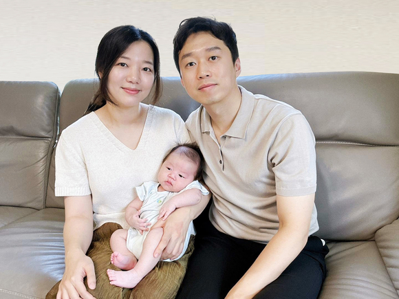 ▲육아동행지원금을 받은 ‘100번째 가정’으로 기록된 원소라 아워홈 책임(왼쪽) 가족 / 사진=한화비전 한화, 육아동행지원금 수혜 100가정 넘어서