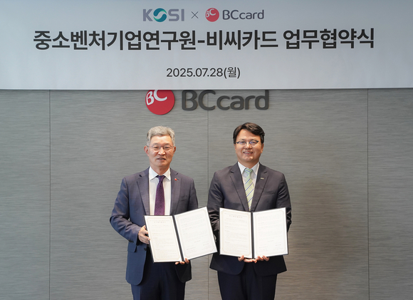 ▲최원석 BC카드 사장(왼쪽), 조주현 중소벤처기업연구원장이 28일 오후 서울 을지로 BC카드 본사에서 개최된 데이터 기반 국내 소상공인 및 중소벤처기업 활성화를 위한 업무협약 체결식에서 기념사진을 촬영하고 있다. / 사진=BC카드 BC카드-중기연, 소상공인 및 중소벤처기업 활성화 위한 MOU 체결