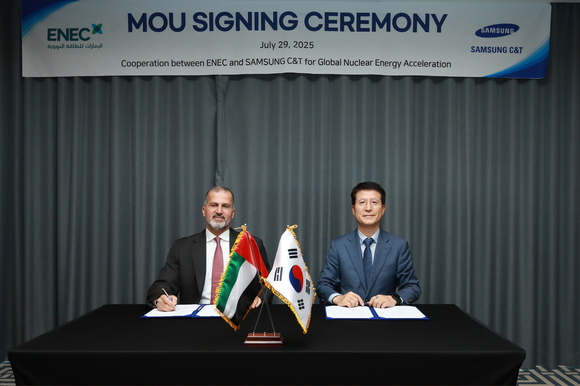 ▲모하메드 알 하마디 UAE원자력공사 CEO(왼쪽), 오세철 삼성물산 건설부문 대표가 업무협약 체결식에서 기념 촬영을 하고 있다. / 사진=삼성물산 건설부문 삼성물산-UAE원자력공사, 원자력 사업 개발 위한 업무협약 체결