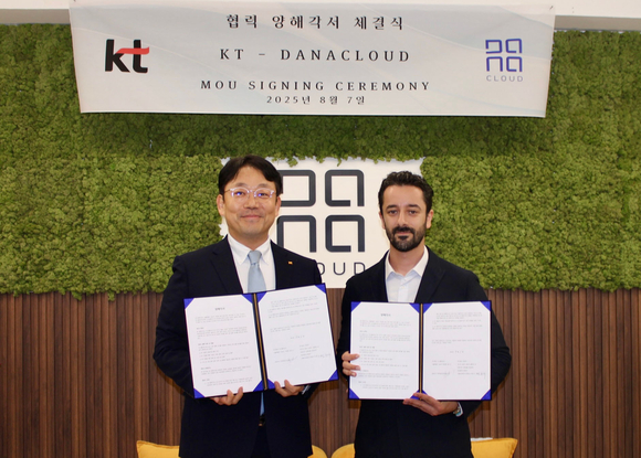 ▲모하마드 바하에딘 다나클라우드 대표(우측)와 정훈규 KT 강남법인고객본부 상무가 기념 촬영을 하고 있다. / 사진=다나클라우드 다나클라우드-KT, 고성능 클라우드 서비스 제공 업무협약 체결