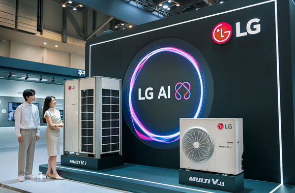 ▲LG전자의 ‘2025 기후산업국제박람회’ 부스 입구에 자리한 시스템에어컨 ‘멀티브이 아이(Multi V i)와 ‘멀티브이 에스(Multi V S) / 사진=LG전자 LG전자, ‘기후산업국제박람회’서 AI 기반 고효율 HVAC 솔루션 선보여
