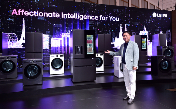 ▲류재철 LG전자 HS사업본부장이 IFA 2025 LG전자 부스에서 AI홈 허브 ‘씽큐 온’과 가전들이 서로 연결되는 'LG AI홈'을 설명하고 있다. / 사진=LG전자 류재철 LG전자 HS사업본부장, 유럽 가전 매출 5년 내 2배로