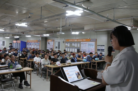▲ 5일 한화포레나 천안아산역 공사현장에서 외국인 근로자들이 외국인 안전문화 지도사의 강의를 경청하고 있다. / 사진=㈜한화 건설부문 ㈜한화 건설부문, 외국인 근로자 맞춤형 안전보건교육 실시
