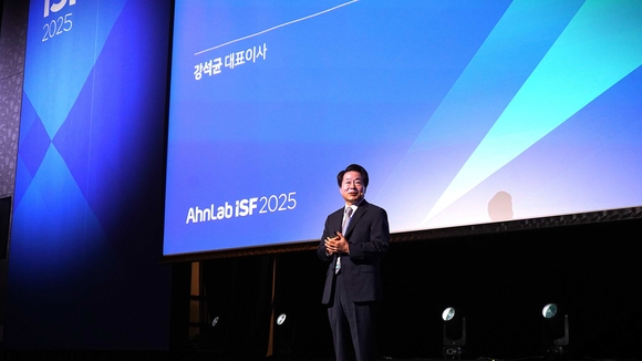 ▲강석균 안랩 대표가 ‘안랩 ISF 2025’에서 인사말을 하고 있다. / 사진=안랩 강석균 안랩 대표 “‘에이전틱 AI’ 중심으로 더 안전한 비즈니스 환경 제공할 것”