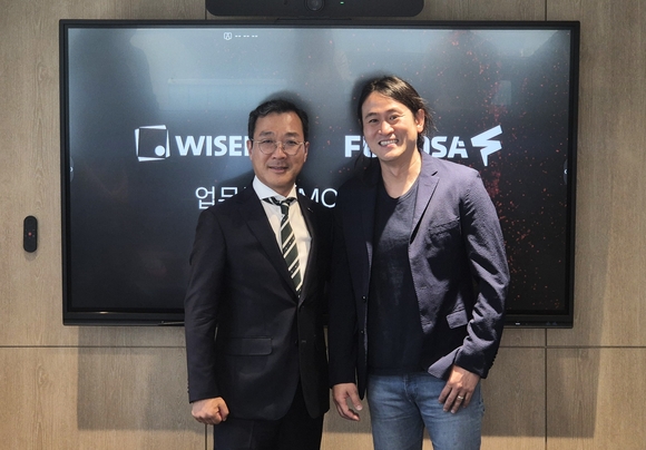 ▲와이즈넛이 퓨리오사AI와 함께 ‘와이즈 아이랙 어플라이언스’와 ‘서치포뮬러원 V7 벡터 에디션 어플라이언스’를 선보인다. 사진은 지난 6월 강용성 와이즈넛 대표(왼쪽)와 백준호 퓨리오사AI 대표가 ‘AI 에이전트 어플라이언스’ 공동 개발 및 사업 추진을 위한 전략적 업무협약을 체결한 뒤 기념촬영을 하는 모습 / 사진=와이즈넛 와이즈넛, ‘NPU 기반 AI 어플라이언스’로 AI 에이전트 시장 정조준