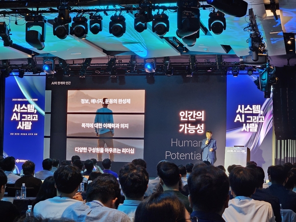 ▲권영범 영림원소프트랩 대표가 24일 서울 여의도 페이먼트호텔에서 열린 영림원소프트랩 신제품 발표회에서 기조연설을 하고 있다. / 사진=데이터뉴스 권영범 영림원소프트랩 대표 “AI 시대 ERP 중요…사람이 중심”
