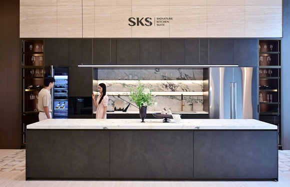 ▲'SKS 서울'을 방문한 고객들이 SKS의 컬럼 와인셀러를 둘러보고 있다. / 사진=LG전자 (10시) LG전자, 초프리미엄 빌트인 가전 전시관 ‘SKS 서울’ 오픈
