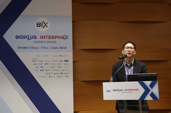 ▲이태희 삼성바이오로직스 항체배양PD팀장이 16일 진행된 BIX 2025 런천 세션에서 CDO 서비스 경쟁력에 대해 발표하고 있다. / 사진=삼성바이오로직스 민첩하고 유연하게 고객만족 CDO 경쟁력 알린 삼성바이오로직스