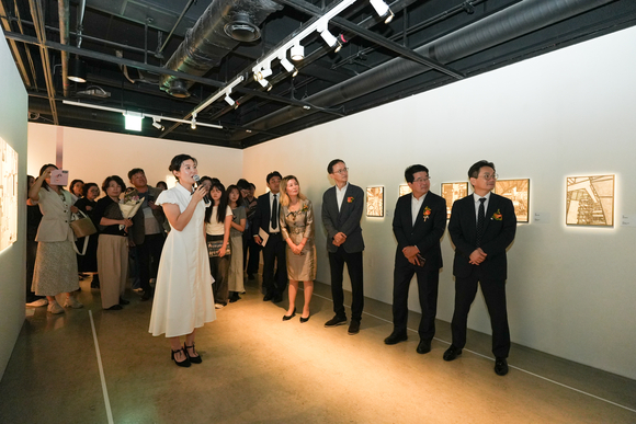 ▲17일 예술의전당 한가람미술관에서 이정원 효성 커뮤니케이션실장(오른쪽 첫 번째), 송형종 서울문화재단 대표이사(두 번째), 이재석 예술의전당 사장 직무대행(세 번째)이 ‘감각의 서사’ 전시를 관람하고 있다. / 사진=효성 효성, 장애인 예술 작가 창작활동에 8년째 후원
