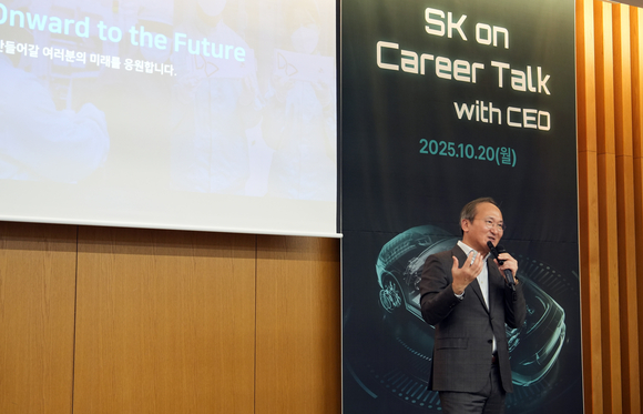▲이석희 SK온 CEO가 지난 20일 서울 서대문구 연세대학교 백양누리 IBK홀에서 특강을 진행하고 있다. / 사진=SK온 이석희 SK온 대표, “기술 리더십으로 ESS 영향력 확대”