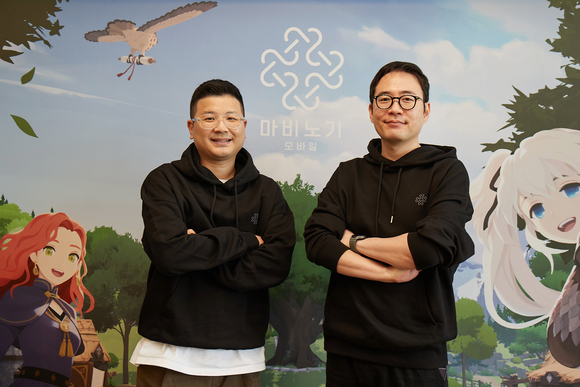 ▲강민철 넥슨 마비노기 모바일 사업실장(왼쪽)과 이진훈 데브캣 마비노기 모바일 디렉터가 지난 20일 서울 성수동 KT&G 상상플래닛에서 열린 공동 인터뷰 후 사진촬영을 하고 있다. / 사진=넥슨 흥행 공식 바꾼 ‘마비노기 모바일’…Z세대 잡았다