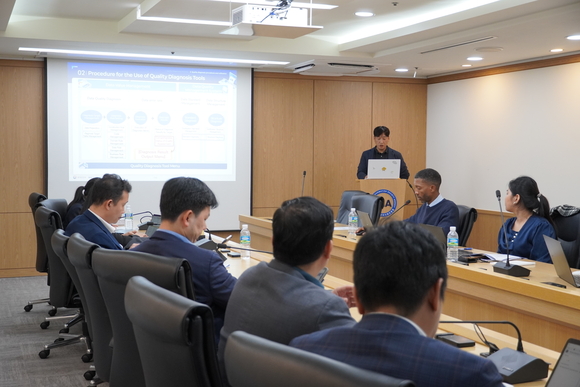 ▲위세아이텍이 지난 20일 캄보디아 우정통신부 고위 관계자들을 대상으로 한국의 데이터 품질관리 우수사례를 소개했다. / 사진=위세아이텍 위세아이텍, 한-캄보디아 디지털정부협력 연수서 데이터 품질관리 경험 공유