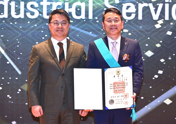 ▲조주완 LG전자 CEO(오른쪽)가 시상자로 나선 문신학 산업통상부 차관과 함께 기념 촬영을 하고 있다. / 사진=LG전자 조주완 LG전자 대표, 제20회 전자∙IT의 날 금탑산업훈장 수훈