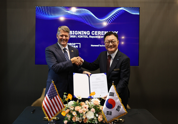 ▲휴니드와 노스롭그루먼이 ‘서울 ADEX 2025’ 현장에서 첨단 제조기술 협력 업무협약을 체결하고 있다. / 사진=휴니드 휴니드, 노스롭그루먼·MBDA와 연이어 업무협약 체결