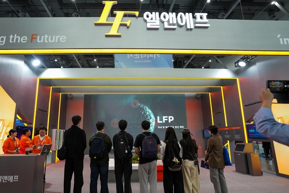 ▲엘앤에프 ‘DIFA 2025’ 부스를 찾은 관람객들이 제품 전시를 살펴보고 있다. / 사진=엘앤에프  엘앤에프, DIFA 2025 성료…NCM-LFP 투 트랙 전략 공개