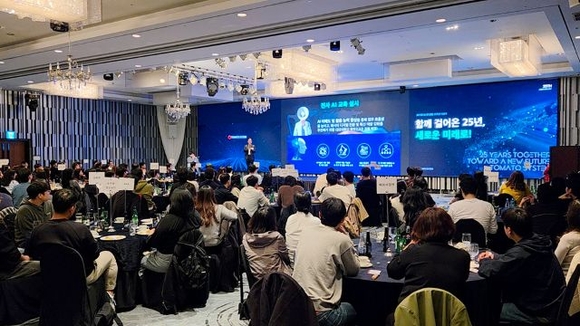 ▲토마토시스템이 창립 25주년 기념행사를 열고 ‘AI와 헬스케어 중심의 토마토시스템 2.0 시대’를 공식 선포했다고 밝혔다. / 사진=토마토시스템  토마토시스템, 창립 25주년 기념 전사 행사 성황리 개최