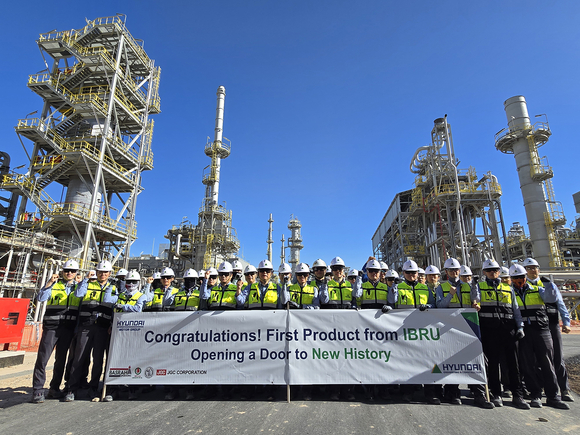 ▲이라크 바스라 정유공장 고도화설비 공사 현장 임직원들이 가솔린 생산을 축하하는 플래카드를 들고 기념사진을 촬영하고 있다. / 사진=현대건설  현대건설, 이라크 바스라 정유공장 고도화설비 가솔린 첫 생산