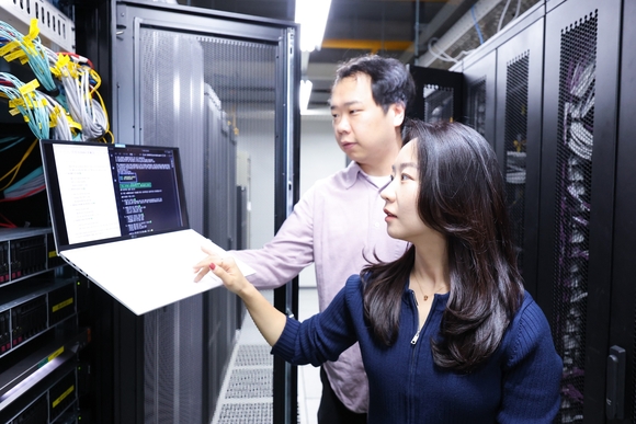 ▲LG유플러스 직원들이 에이전틱 AI를 활용해 클라우드 네이티브 네트워크 SW를 설치하고 있다. / 사진=LG유플러스  LG유플러스, AWS와 AI 기반 네트워크 SW 자동 설치 기술 개발