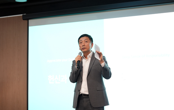 ▲이용욱 SK온 CEO가 5일 서울 종로구 SK온 관훈캠퍼스에서 열린 CEO 타운홀 미팅에서 인사하고 있다. / 사진=SK온 ‘통합’ SK온, 첫 CEO 타운홀 미팅…”’원팀’으로 단단한 성장”