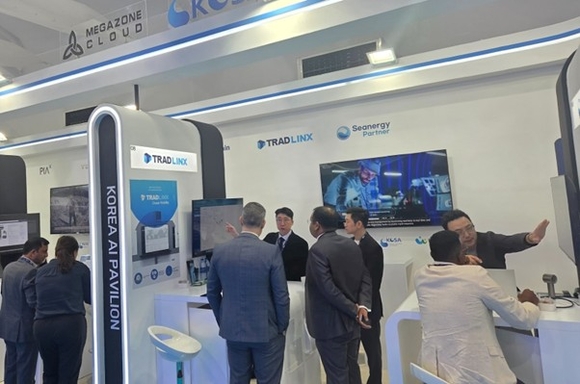 ▲지난 3일부터 6일까지 아랍에미리트 ADNEC에서 개최된 ‘ADIPEC 2025’에 참가한 스타트업 직원이 참관객에게 서비스를 소개하고 있다. / 사진=메가존클라우드 메가존클라우드, 9개 중소기업 아부다비 ‘ADIPEC 2025’ 참가 지원