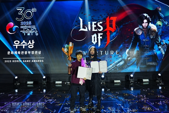▲네오위즈 산하 라운드8 스튜디오의 최지원 디렉터(왼쪽)와 차병준 아트실장이 ‘2025 대한민국게임대상’ 시상식에서 수상 기념촬영을 하고 있다. / 사진=네오위즈 네오위즈 ‘P의 거짓: 서곡’, 대한민국게임대상 2관왕