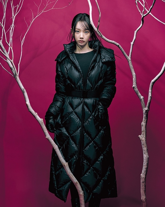 무스너클, 배우 혜리와 함께한 겨울 시즌 패딩 화보 공개