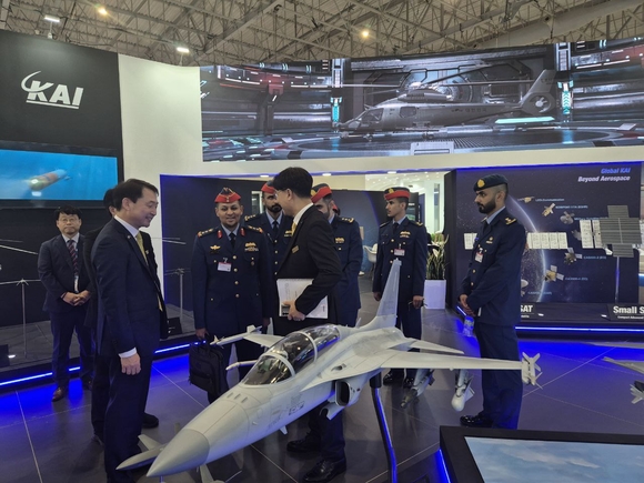 ▲KAI 부스를 방문한 UAE 공군 공동개발위원장 / 사진=한국항공우주산업(KAI) KAI, 두바이 에어쇼 참가...중동 아프리카 시장 정조준
