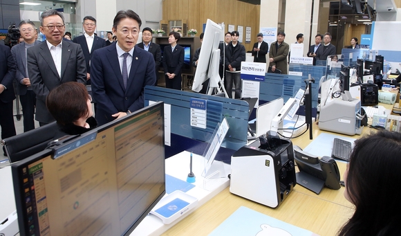19일 서울시 중구 소재 신한은행 광교영업부에서 진행된 '오프라인 오픈뱅킹·마이데이터 서비스 시연행사'에서 정상혁 신한은행장(뒷편 왼쪽)과 금융위원회 권대영 부위원장(오른쪽)이 서비스에 대한 직원설명을 듣고 있다. / 사진=신한은행