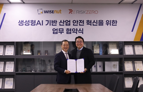 ▲강용성 와이즈넛 대표(왼쪽)와 최영호 리스크제로 대표가 산업안전 혁신을 위한 특화 에이전트 및 서비스 개발 업무협약을 체결한 뒤 기념촬영을 하고 있다. / 사진=와이즈넛 와이즈넛-리스크제로, 산업안전 특화 에이전트 사업 협력