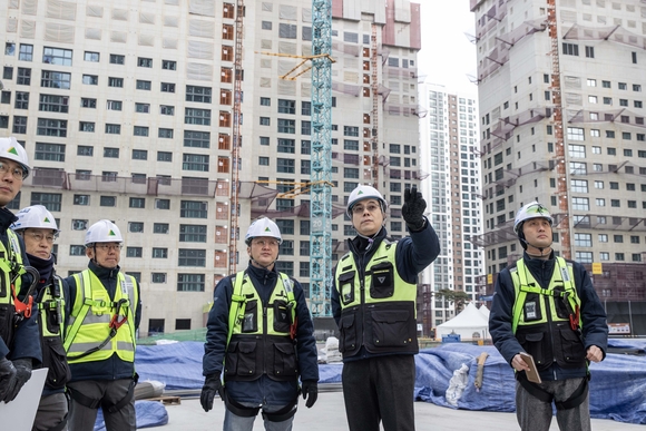 ▲3일 이한우 현대건설 대표가 힐스테이트 더웨이브시티에서 ‘동절기 대비 건설현장 안전점검 릴레이 캠페인’을 진행하며 현장 직원들과 함께 안전시설과 작업환경을 점검하고 있다. / 사진=현대건설 현대건설, ‘동절기 현장 안전점검 릴레이 캠페인’ 전개