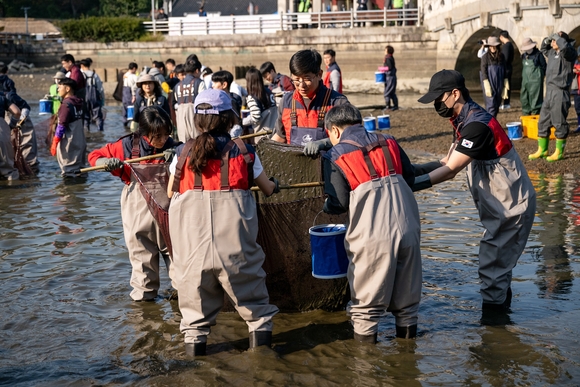 ▲네오위즈홀딩스와 네오위즈 및 계열사 임직원들이 사회공헌 활동인 ‘2025 오색오감’의 하나로 생태계 교란 어류 제거활동을 하고 있다. / 사진=네오위즈홀딩스 네오위즈홀딩스, 연말 임직원 자원활동 ‘2025 오색오감’ 성료