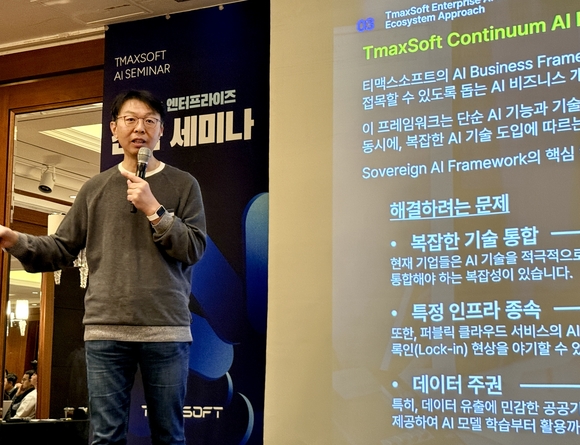 ▲박기은 티맥스소프트 연구본부장이 10일 열린 고객 세미나에서 ‘엔터프라이즈 AI를 위한 기술 활용 전략’을 주제로 발표하고 있다. / 사진=티맥스소프트 티맥스소프트 “AI 솔루션 생태계 이루며 산업 혁신”