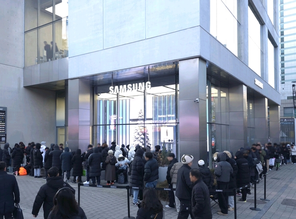 ▲12일 삼성 강남 외부에서 '갤럭시 Z 트라이폴드'를 구매하기 위해 대기하고 있는 고객들 / 사진=삼성전자 삼성전자, 갤럭시 Z 트라이폴드 국내 공식 출시