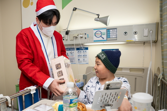 신한금융, 서울대학교병원에서 동행 산타 봉사활동 진행