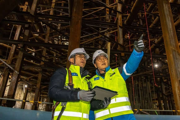 ▲지난 10일 박상신 DL이앤씨 대표(오른쪽)가 영동대로 지하공간 복합개발 1공구 건설 현장에서 안전보건 관리 현황을 점검하고 있다. / 사진=DL이앤씨 DL이앤씨, 동절기 안전점검 릴레이 캠페인 진행